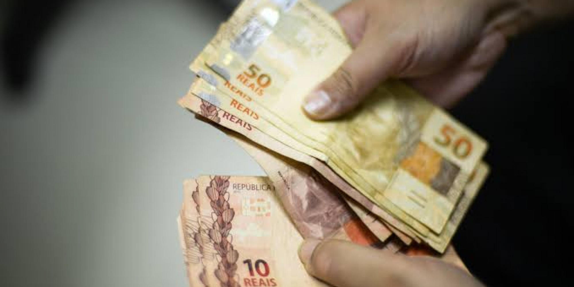 Na previsão de agosto o reajuste seria de R$ 1.067,00 Na previsão de agosto o reajuste seria de R$ 1.067,00