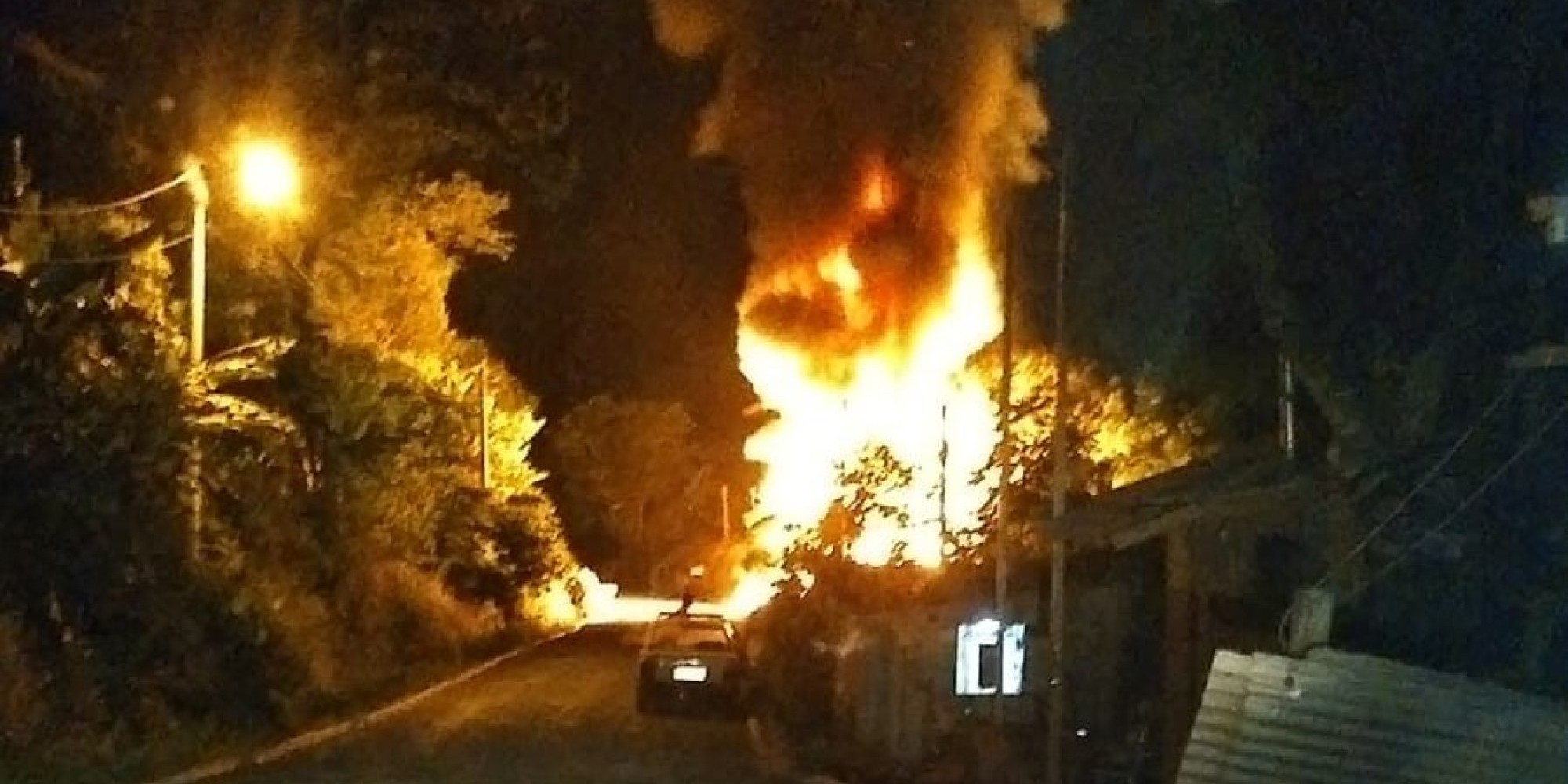 Os bombeiros combateram o sinistro, evitando que as chamas se alastrassem para outras casas.