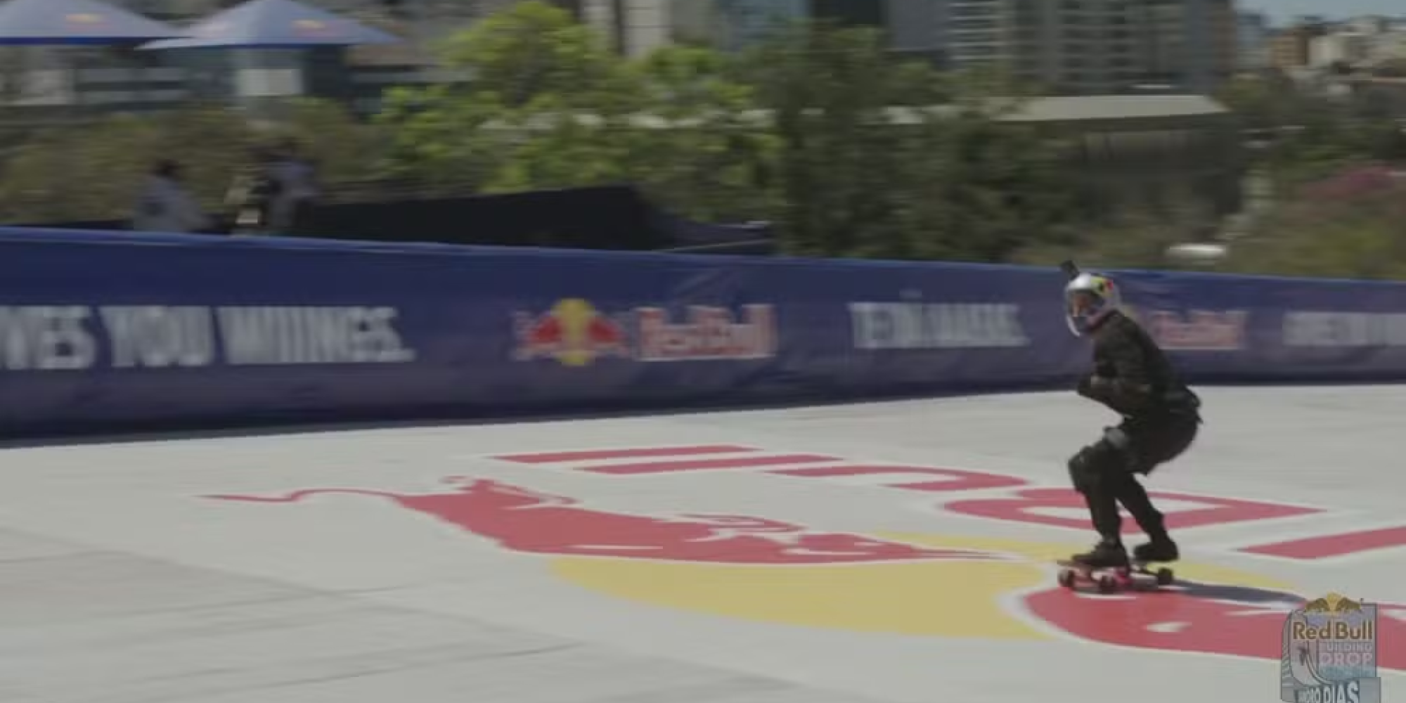 Sandro Dias, o Mineirinho, atingiu 94 km/h na estrutura montada a 70 metros no Centro Administrativo do Estado; Guinness acompanhou a façanha, que atraiu público e terá contrapartida com pistas de skate no RS.