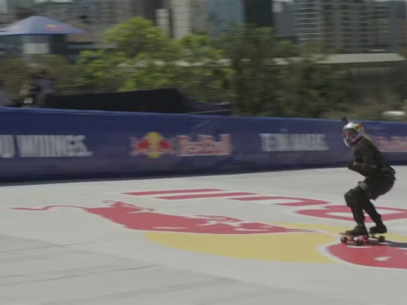Sandro Dias, o Mineirinho, atingiu 94 km/h na estrutura montada a 70 metros no Centro Administrativo do Estado; Guinness acompanhou a façanha, que atraiu público e terá contrapartida com pistas de skate no RS.