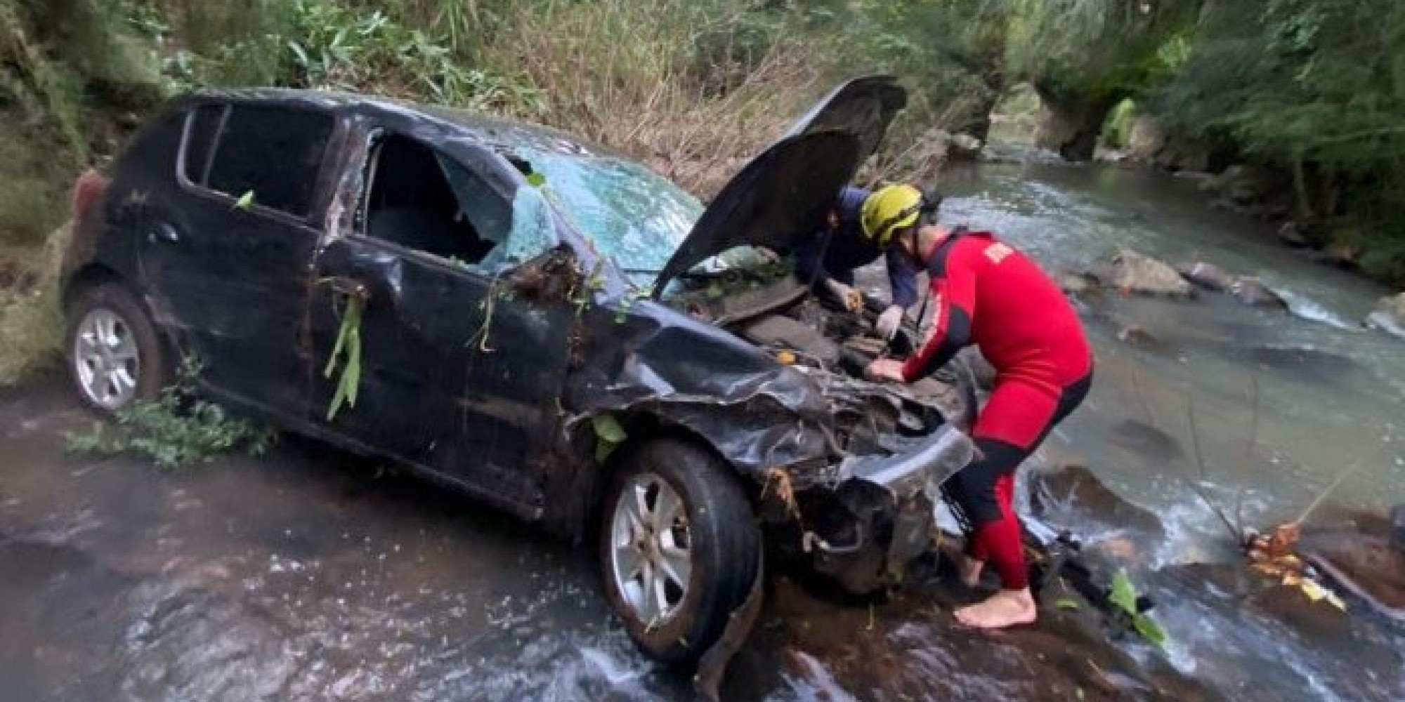 Veículo vai parar dentro de córrego em Venâncio Aires