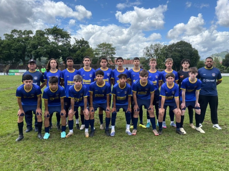 Várias categorias da escolinha encantadense garantiram classificação e lideranças nas fases finais do Campeonato Altos da Serra e da Copa dos Vales de futebol de campo.