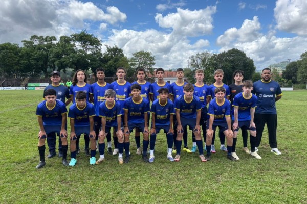 Várias categorias da escolinha encantadense garantiram classificação e lideranças nas fases finais do Campeonato Altos da Serra e da Copa dos Vales de futebol de campo.