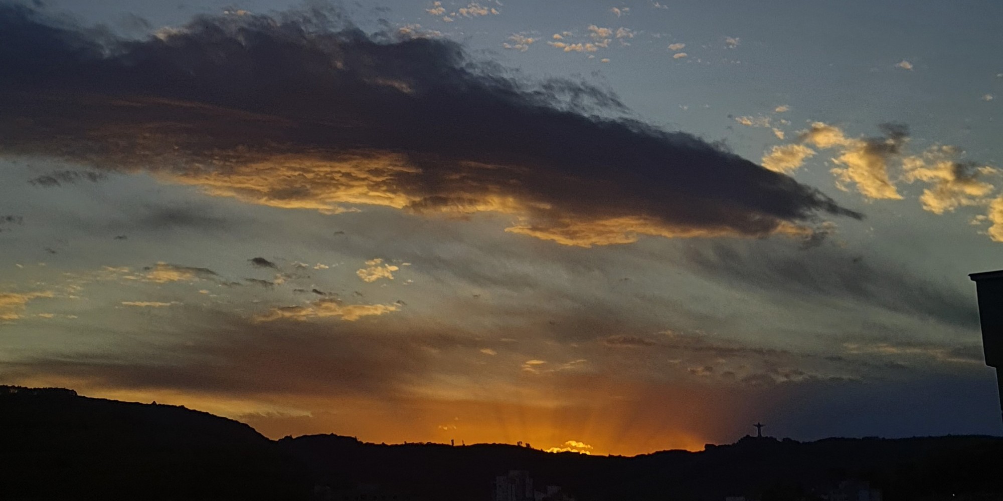 Ar seco mantém o sol predominando na região, com manhãs frias e tardes mais quentes típicas da transição para a primavera. Ar seco mantém o sol predominando na região, com manhãs frias e tardes mais quentes típicas da transição para a primavera.