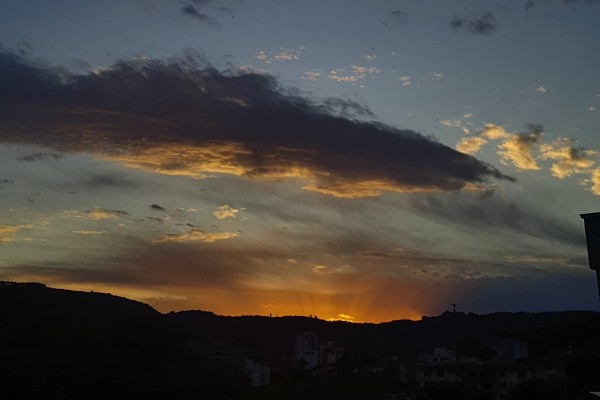 Ar seco mantém o sol predominando na região, com manhãs frias e tardes mais quentes típicas da transição para a primavera.
