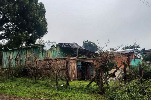 O risco de “tempo severo”, esperado até esta terça-feira (12) na metade sul do estado, deverá se espalhar pela maioria das regiões já na quarta-feira (13), em especial nos Vales e no leste, além de se manter na metade sul.