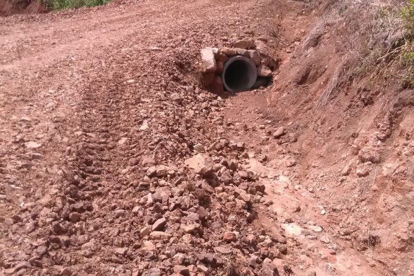 Colocação de tubos e limpeza das valetas foram alguns serviços realizados 