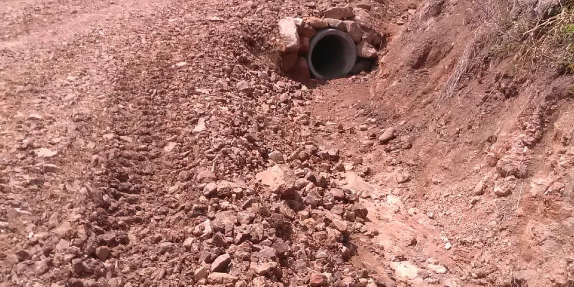 Colocação de tubos e limpeza das valetas foram alguns serviços realizados Colocação de tubos e limpeza das valetas foram alguns serviços realizados