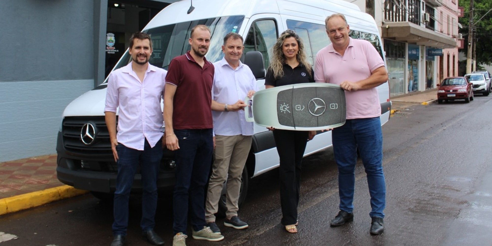 Roca Sales recebeu nova van para o transporte de pacientes