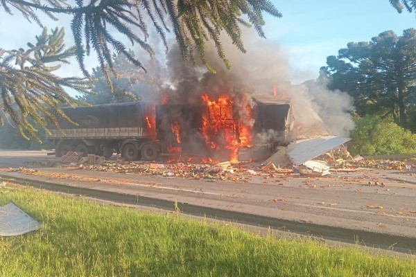 Acidente ocorreu na manhã desta quinta-feira (23) e envolveu veículos que transportavam soja e frutas; ainda não há confirmação sobre vítimas.