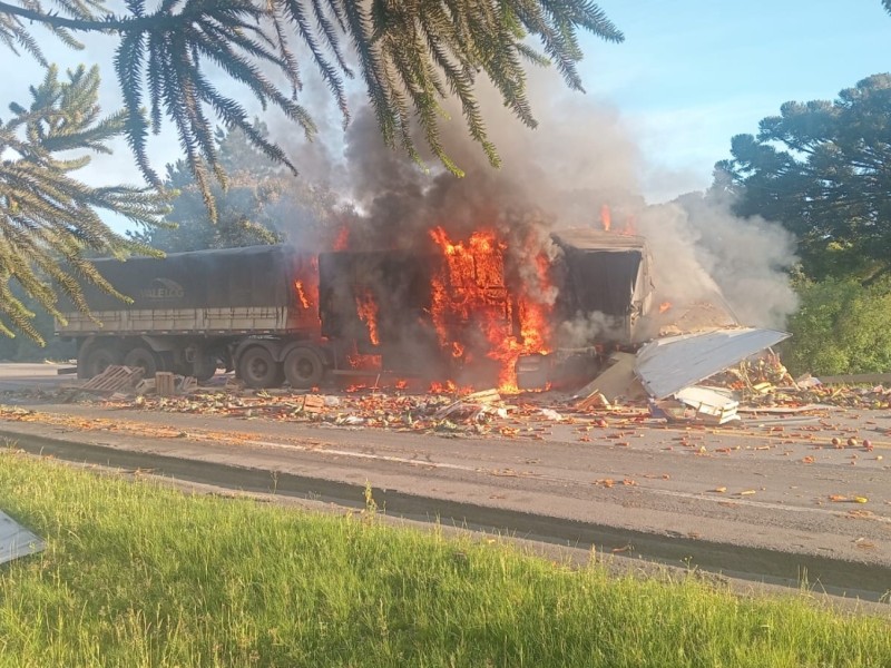 Acidente ocorreu na manhã desta quinta-feira (23) e envolveu veículos que transportavam soja e frutas; ainda não há confirmação sobre vítimas.