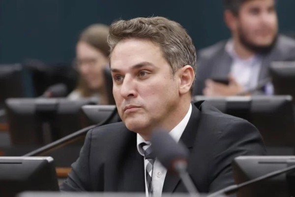 Deputado líder da oposição repudia acusações contra Bolsonaro
